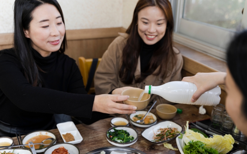 Những quy tắc trên bàn ăn Hàn Quốc
